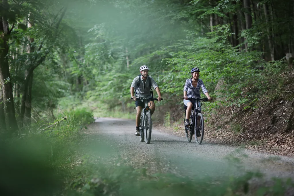 Paar fährt mit Fahrrädern durch die Wälder rund um Frankenberg